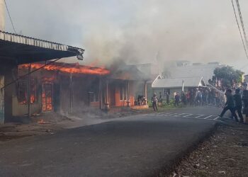 Berita Terkini . Si Jago Merah Beraksi. Lalap Dua Unit Rumah Warga