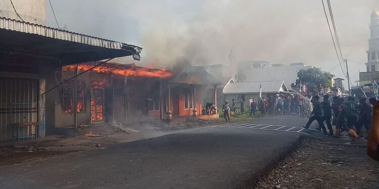 Berita Terkini . Si Jago Merah Beraksi. Lalap Dua Unit Rumah Warga