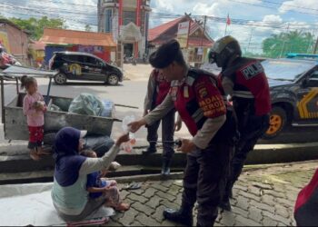 Jum’at Berbagi, Ditsamapta Polda Jambi Bagikan Makanan ke Warga Kurang Mampu 