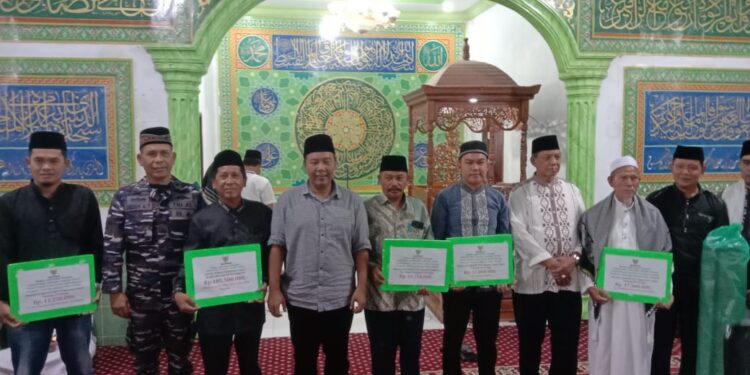 Bupati Romi Berikan Bantuan kepada Guru Ngaji Dan PHTT Di Kec Nipah Panjang