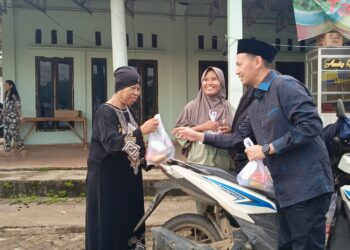 Muslimin Tanja Bagikan Takjil Di Simpang Empat Lampu Merah Sabak