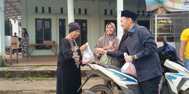 Muslimin Tanja Bagikan Takjil Di Simpang Empat Lampu Merah Sabak