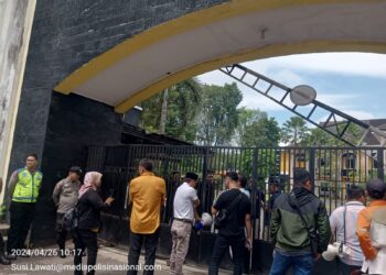 Ketua AWaSI Jambi Panjat Pagar, Dalam Aksi di Depan Gedung BPPW Jambi