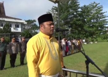Wakil Bupati Tanjab Timur, H. Robby Nahliyansyah, menjadi pembina upacara pada Hardiknas
