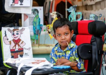 Siswa SLB Ikut Meriahkan Peparnas XVII, Tegar Lukis Maskot Kebo Bule Dengan Mulut