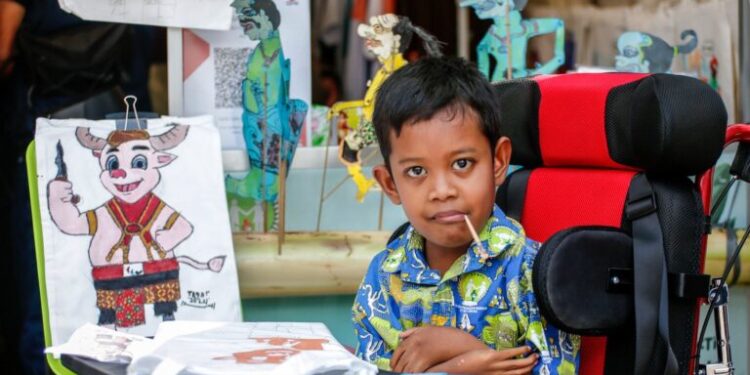 Siswa SLB Ikut Meriahkan Peparnas XVII, Tegar Lukis Maskot Kebo Bule Dengan Mulut