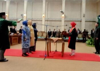 Tiga unsur pimpinan DPRD Kabupaten Tanjung Jabung Timur (Tanjabtim) di Lantik