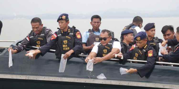 KONFERENSI PERS PENYELUDUPAN BENIH BENING LOBSTER SEBANYAK 237.305 BENIH BENING LOBSTER SENILAI 23,6 MILIAR RUPIAH