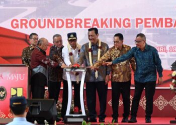 Mentri Koordinator Bidang Kementritiman Dan Inventasi Binsar Pandjaitan Di Dampingi Penamping Perhubungan Meresmikan Bandara Dhoho Di Kabupaten Kediri Jawa Timur