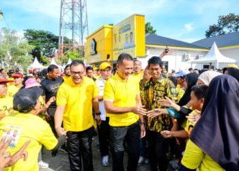 Sah!!, H. Musa Rajekshah Serahkan KTA Golkar Untuk dr. Asri Ludin Tambunan