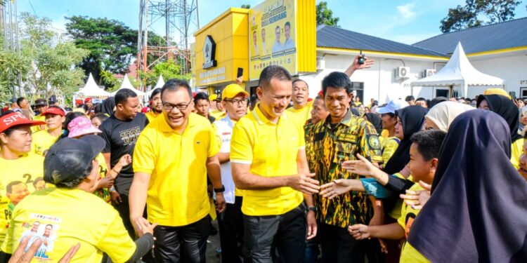 Sah!!, H. Musa Rajekshah Serahkan KTA Golkar Untuk dr. Asri Ludin Tambunan