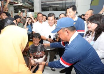 Mendagri Tito Dapat Kejutan Ulang Tahun saat Meninjau Rusun Pasar Rumput