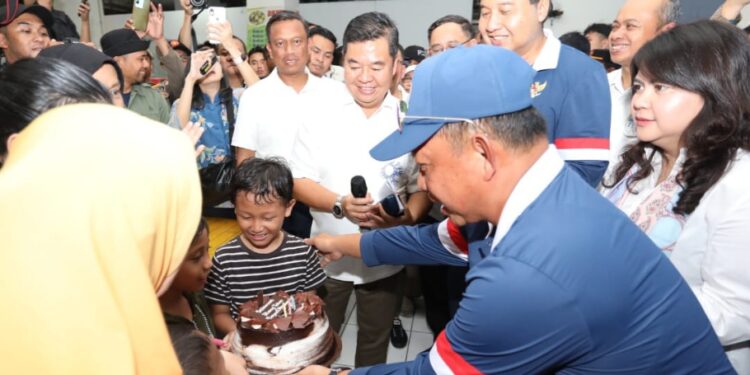 Mendagri Tito Dapat Kejutan Ulang Tahun saat Meninjau Rusun Pasar Rumput