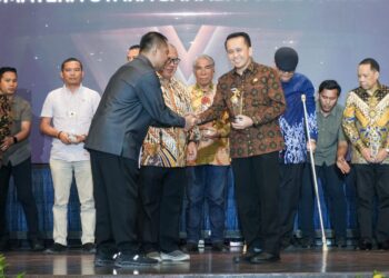Pj Gubernur Sumut Agus Fatoni Terima Anugerah Sahabat Pers Award dari SPS Sumut