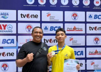 Atlet muda kebanggaan Jambi Didi June Elbert memberikan medali untuk masyarakat Jambi di Ajang Bergengsi Indonesia Open Swimming Championship 2024