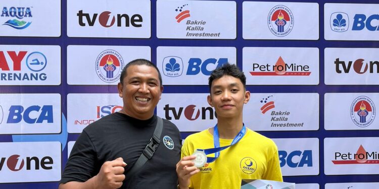 Atlet muda kebanggaan Jambi Didi June Elbert memberikan medali untuk masyarakat Jambi di Ajang Bergengsi Indonesia Open Swimming Championship 2024