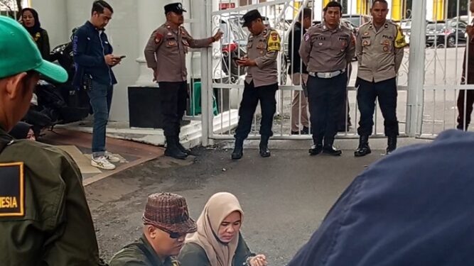 Laporan korupsi yang tak ditangani itu seperti ikan asin lupa digoreng – bikin bau!”