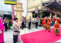 AKBP Arya Tesa Brahmana Resmi Jabat Kapolres Kerinci, Disambut Tradisi Tarian dan Pedang Pora