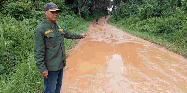 Ketua AWASI Muaro Jambi Ledakkan Kritik: Pemerintah Tutup Mata, Jalan Rusak di Perumahan Audiri Permai Seperti Kubangan!