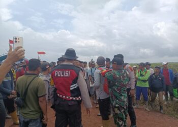 Berdasar kan putusan pengadilan negeri Masyarakat desa Sipin teluk duren duduki lahan untuk meminta haknya