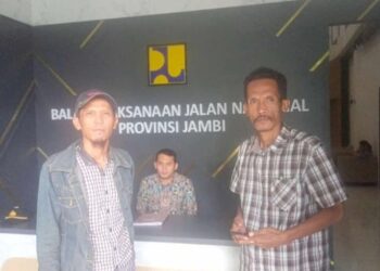 Aliansi Masyarakat Peduli Jambi Adakan Aksi Unjuk Rasa di Depan Kantor BPJN Jambi.