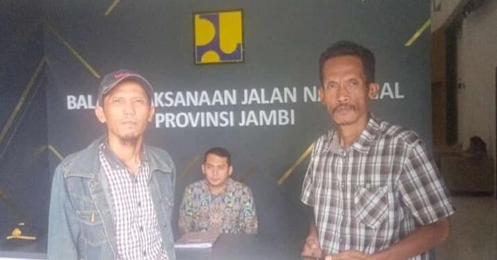 Aliansi Masyarakat Peduli Jambi Adakan Aksi Unjuk Rasa di Depan Kantor BPJN Jambi.