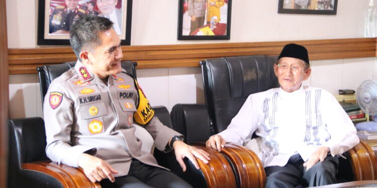 Jalin Silahturahmi, Kapolda Jambi Kunjungi Tokoh Masyarakat Dr.H.Umar Yusuf, M.Hi