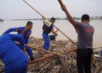 BERSAMA ANGGOTA, DIRPOLAIRUD POLDA JAMBI TURUN KE SUNGAI BERSIHKAN SAMPAH.