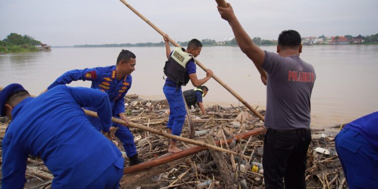 BERSAMA ANGGOTA, DIRPOLAIRUD POLDA JAMBI TURUN KE SUNGAI BERSIHKAN SAMPAH.