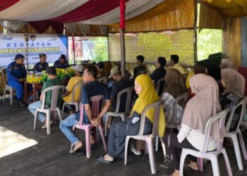 ANGGOTA POLAIRUD POLDA JAMBI SOSIALISASIKAN TENTANG DESTRUCTIVE FISHING DAN PEDULI LINGKUNGAN KEPADA WARGA PESISIR KUALA JAMBI TANJAB TIMUR