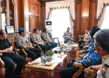 Perkuat Hubungan Kelembagaan, Kapolda Irjen Pol. Krisno H. Siregar bersama PJU Polda Jambi Silaturahmi Bersama Gubernur H. Al-Haris