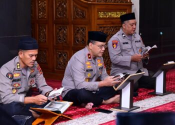 Khatam Al-Qur’an Warnai Pembinaan Rohani Polda Jambi di Masjid Al-Ikhlas