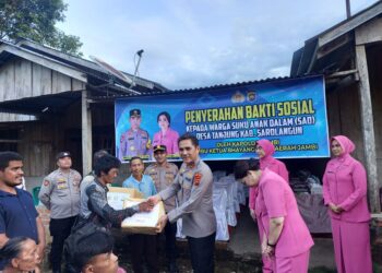 Kapolda Jambi Salurkan Bantuan Sosial untuk Suku Anak Dalam di Sarolangun