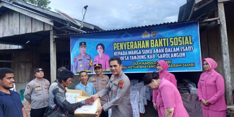 Kapolda Jambi Salurkan Bantuan Sosial untuk Suku Anak Dalam di Sarolangun