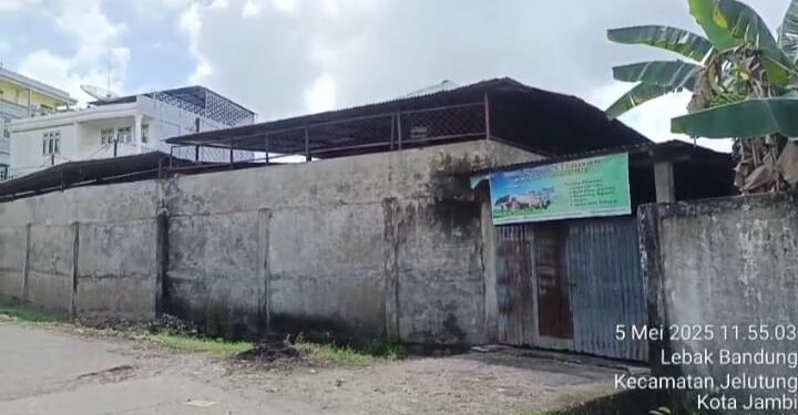 Diduga Langgar Aturan, Kandang Ternak di Atas Drainase Milik Warga di RT 31 Jelutung Tuai Sorotan
