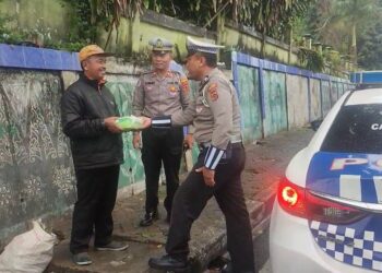 Satlantas Polresta Jambi Gelar Kegiatan Jumat Berkah, Berbagi Nasi Kotak untuk Warga Kurang Mampu