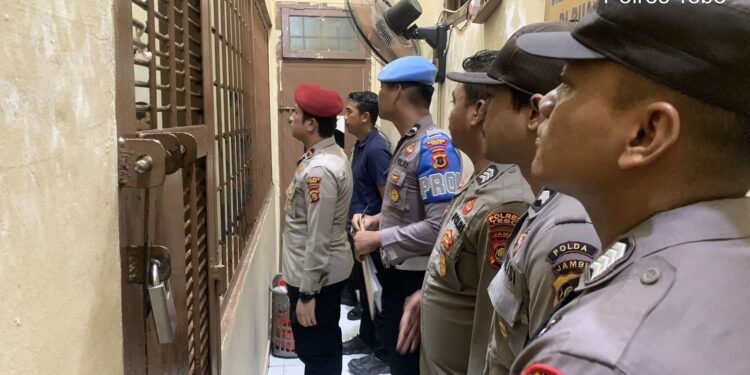 Pastikan Keamanan dan Kesehatan Tahanan, Kanit Pidum Polres Tebo Lakukan Pengecekan Rutan Mapolres