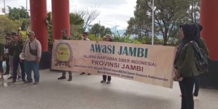 AWaSI Jambi Geruduk Kantor Wali Kota Sungai Penuh, Tuntut Transparansi Informasi Publik