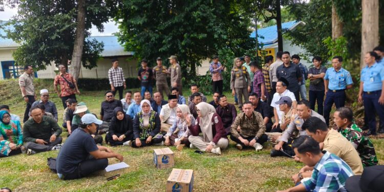 Ketua DPRD, Bupati, dan Kapolres Tanjab Timur Temui Massa Aksi BERANTAM di Taman PKK