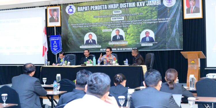 Kapolda Jambi Sampaikan Materi di Rapat Pendeta HKBP Distrik XXV, Soroti Visi Indonesia Emas 2045
