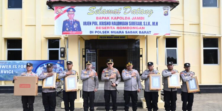 Kapolda Jambi Beri Penghargaan kepada Bhabinkamtibmas Berprestasi di Polsek Sabak Barat