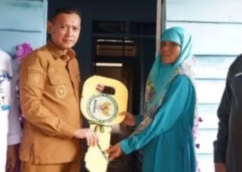 Wabub Tanjabtim Muslimin Serahka Bantuan Bedah Rumah Dari Baznas ke Warga di Kecamatan Geragai