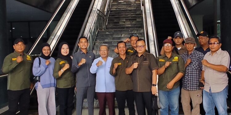 Aksi Damai di DPRD, AWaSI Perjuangkan Nasib Danau Kerinci yang Mengering