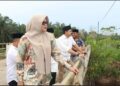 Bupati Tanjung Jabung Timur (Tanjabtim), Dillah Hikmah Sari, bersama Wakil Bupati Muslimin Tanja melakukan monitoring dan evaluasi pembangunan di dua kecamatan.