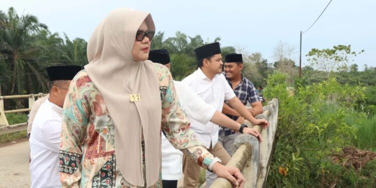 Bupati Tanjung Jabung Timur (Tanjabtim), Dillah Hikmah Sari, bersama Wakil Bupati Muslimin Tanja melakukan monitoring dan evaluasi pembangunan di dua kecamatan.