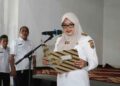 Bupati Tanjung Jabung Timur (Tanjabtim), Dillah Hikmah Sari menyerahkan Surat Keputusan (SK) pengangkatan, sekaligus memimpin pengambilan sumpah 67 Pegawai Negeri Sipil (PNS) baru di lingkungan Pemkab Tanjabtim