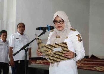 Bupati Tanjung Jabung Timur (Tanjabtim), Dillah Hikmah Sari menyerahkan Surat Keputusan (SK) pengangkatan, sekaligus memimpin pengambilan sumpah 67 Pegawai Negeri Sipil (PNS) baru di lingkungan Pemkab Tanjabtim