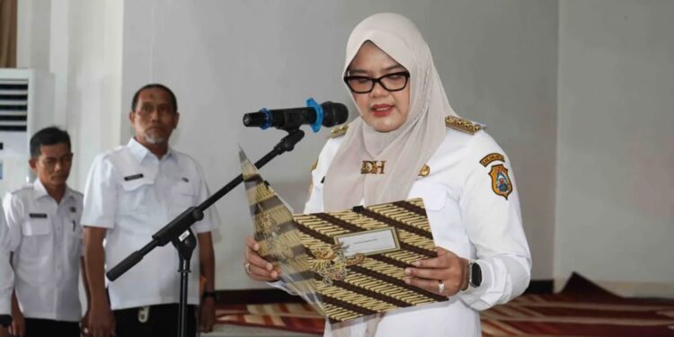 Bupati Tanjung Jabung Timur (Tanjabtim), Dillah Hikmah Sari menyerahkan Surat Keputusan (SK) pengangkatan, sekaligus memimpin pengambilan sumpah 67 Pegawai Negeri Sipil (PNS) baru di lingkungan Pemkab Tanjabtim