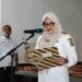 Bupati Tanjung Jabung Timur (Tanjabtim), Dillah Hikmah Sari menyerahkan Surat Keputusan (SK) pengangkatan, sekaligus memimpin pengambilan sumpah 67 Pegawai Negeri Sipil (PNS) baru di lingkungan Pemkab Tanjabtim