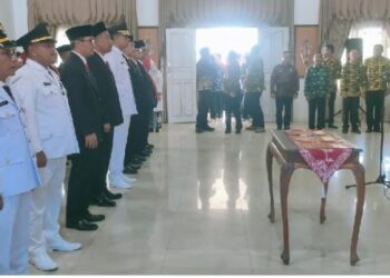 Wakil Bupati Tanjab Timur, Muslimin Tanja memimpin pelantikan dan sumpah jabatan 96 pejabat struktural administrator, pengawas, dan pejabat fungsional tertentu di lingkungan Pemerintah Kabupaten Tanjab Timur
